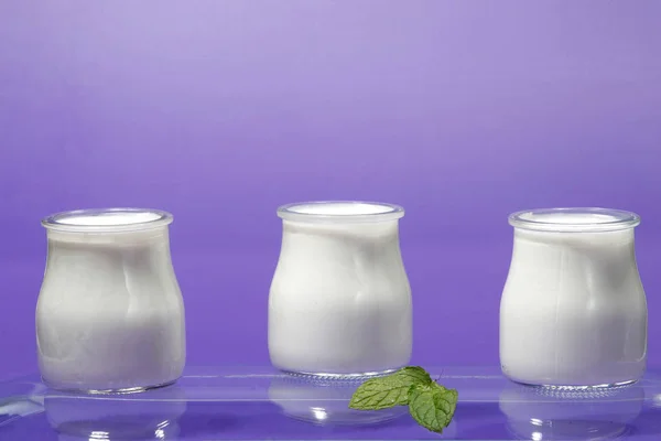 Banheiras de iogurte natural, derivadas do leite de vaca . — Fotografia de Stock