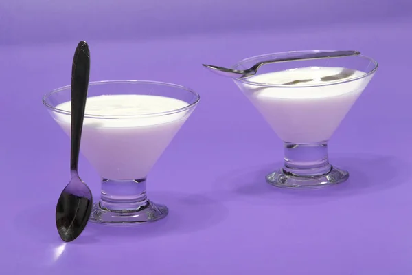 Banheiras de iogurte natural, derivadas do leite de vaca . — Fotografia de Stock