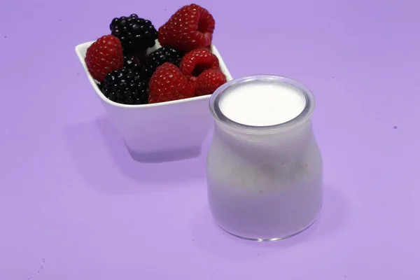 Zbiorniki z jogurtem naturalnym, pochodzące z mleka krowiego. — Zdjęcie stockowe