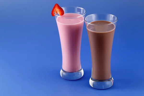 Milk-shake aux fraises et au chocolat, boisson sucrée à base de vache — Photo