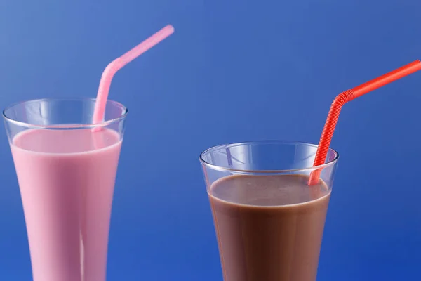 Milkshake de morango e chocolate, bebida doce feita com vaca — Fotografia de Stock