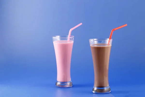 Milkshake de morango e chocolate, bebida doce feita com vaca — Fotografia de Stock