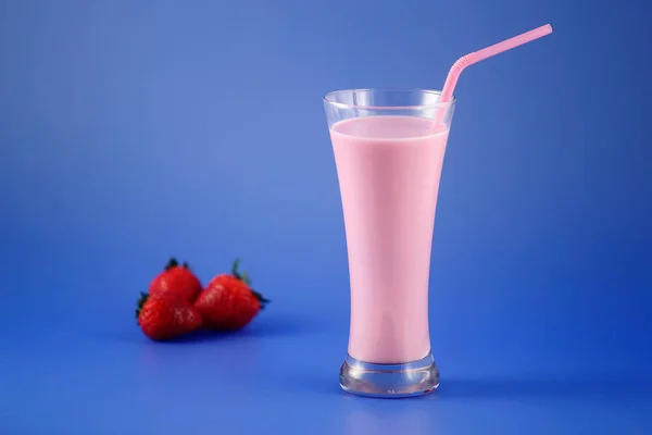 Batido de fresa, bebida dulce hecha con leche de vaca . — Foto de Stock