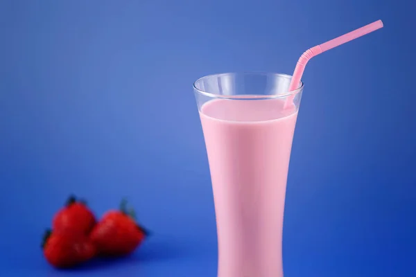 Milkshake de morango, bebida doce feita com leite de vaca . — Fotografia de Stock