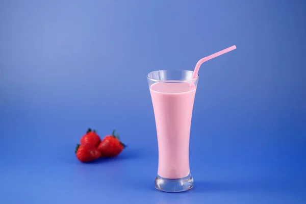 Milkshake de morango, bebida doce feita com leite de vaca . — Fotografia de Stock