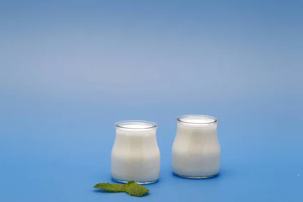 Knollen van natuurlijke yoghurt, bereid uit koemelk. — Stockfoto