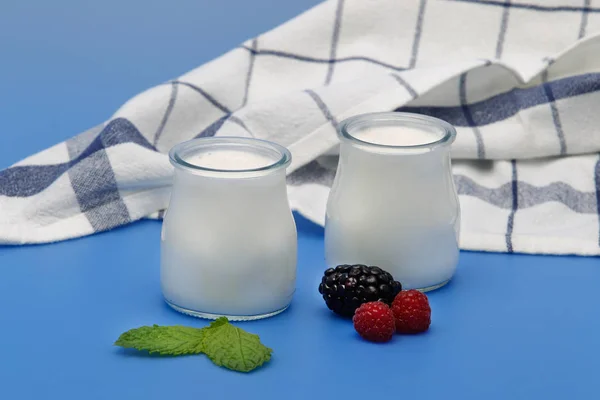 Knollen van natuurlijke yoghurt, bereid uit koemelk. — Stockfoto