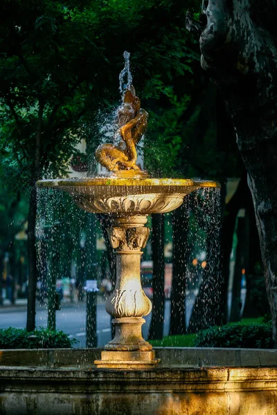 Δημόσια πηγή στο Paseo del Prado στη Μαδρίτη. — Φωτογραφία Αρχείου