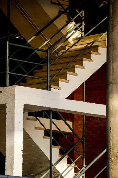 Вид на лестницу на складе промышленной недвижимости . — стоковое фото