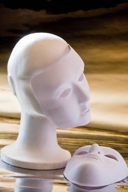 Beyaz manken kafası ve maskeler.