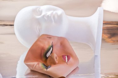 Beyaz manken kafası ve maskeler.