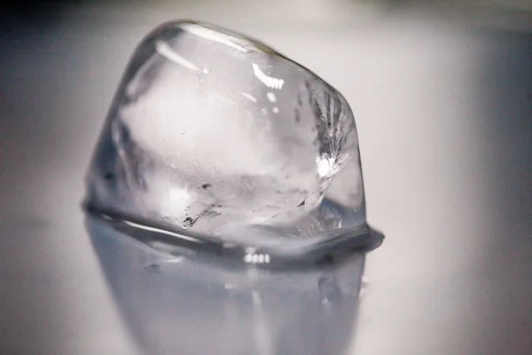 얼음 조각 이 테이블 위에서 녹고 있다 — 스톡 사진
