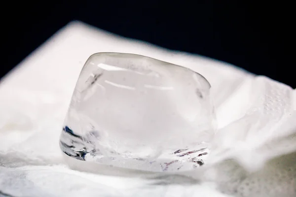 Kostka lodu topi się na stole — Zdjęcie stockowe