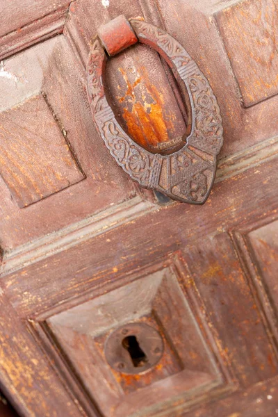 Ancient doors in the city of Segovia. — Stock Photo, Image