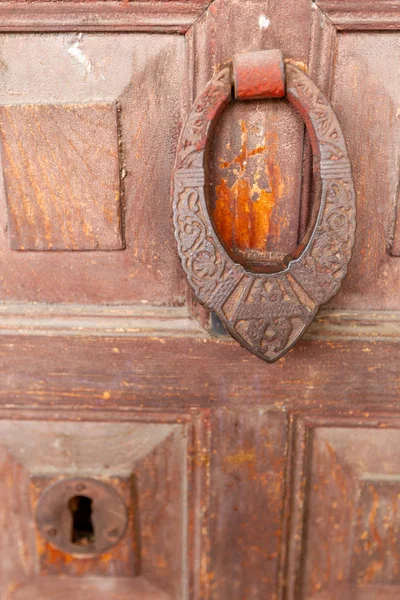 Ancient doors in the city of Segovia. — Stock Photo, Image