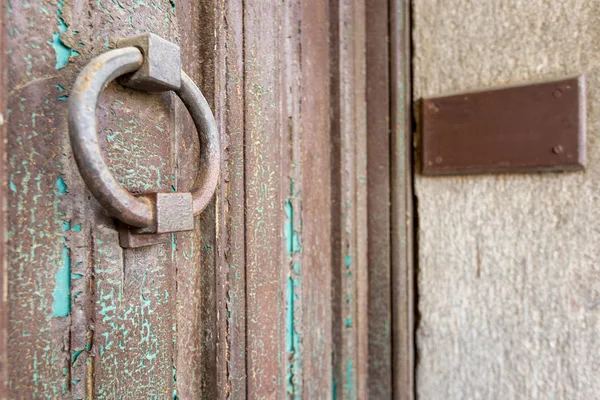 Portas antigas na cidade de Segóvia . — Fotografia de Stock