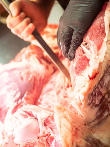 Meat cutting — Stock Photo, Image