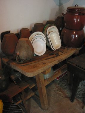 Tencereli dolap.