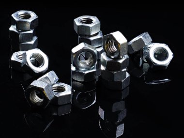 Farklı türde vida ve fındık