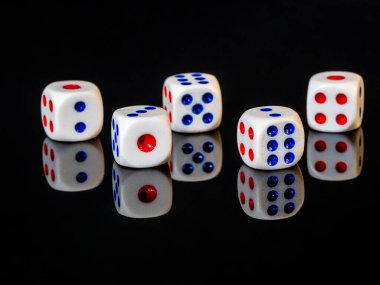 Zar oyunu, zar ile oynanan bir poker modu var.