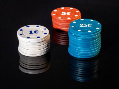 Poker fişleri, bahisler için kullanılır, her çipin kendi parası vardır..