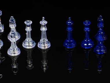 Satranç taşları, strateji oyunları. 64 siyah ve beyaz kareden oluşan bir panoda oynanıyor..