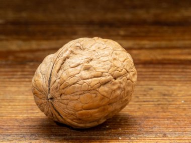 Ceviz, kurutulmuş meyve, çok sert kabuk ve yenilebilir ve ceviz ağacı tarafından üretilen çok yağlı tohum..