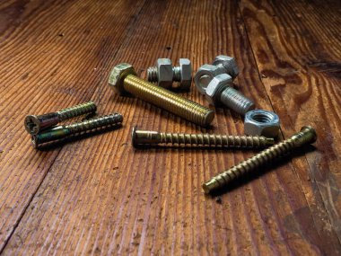 Farklı türde vida ve fındık