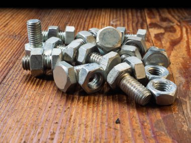 Farklı türde vida ve fındık