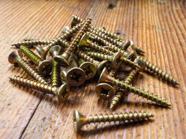 Farklı türde vida ve fındık