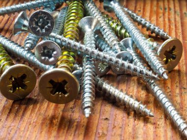 Farklı türde vida ve fındık