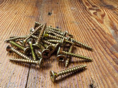 Farklı türde vida ve fındık