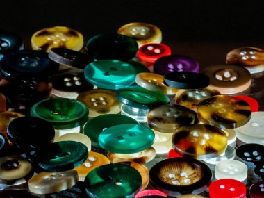 Parlak cam arka planda bir sürü düğme