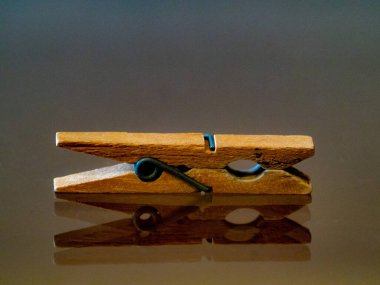 Mandallar, parlak cam arka planda yansıtılır.