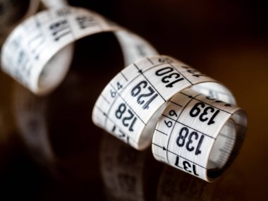 Terziler ve terziler tarafından yapılan kıyafetlerin ölçümlerini almak için kullanılan mezura..