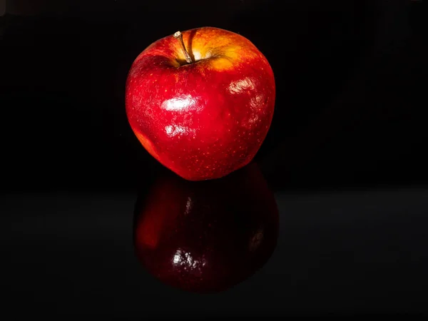 Reflekterat Äpple Glänsande Svart Bakgrund — Stockfoto