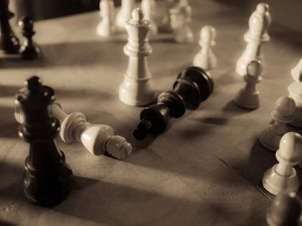 チェスの駒とキッチンナイフ 戦略ゲーム 64平方黒と白のボード上で再生されます — ストック写真