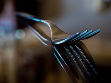 Çatal cam bir yüzeye yansıyor..