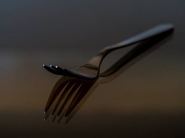 Çatal cam bir yüzeye yansıyor..