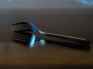 Çatal cam bir yüzeye yansıyor..