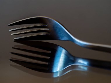 Çatal cam bir yüzeye yansıyor..