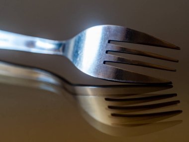 Çatal cam bir yüzeye yansıyor..