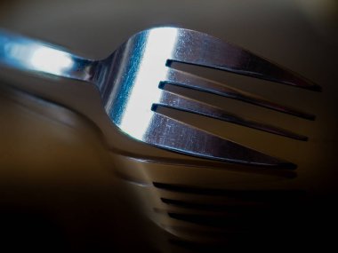 Çatal cam bir yüzeye yansıyor..