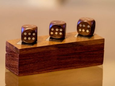 Zar oyunu, zar ile oynanan bir poker modu var.