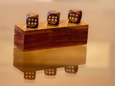 Zar oyunu, zar ile oynanan bir poker modu var.