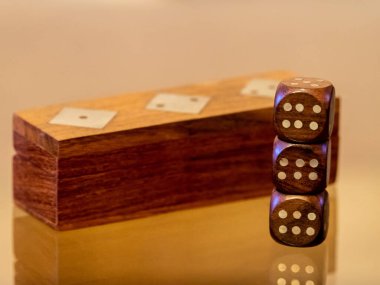 Zar oyunu, zar ile oynanan bir poker modu var.