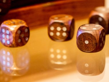 Zar oyunu, zar ile oynanan bir poker modu var.