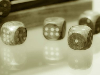 Zar oyunu, zar ile oynanan bir poker modu var.