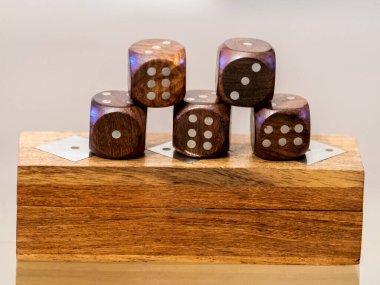 Zar oyunu, zar ile oynanan bir poker modu var.