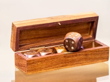 Zar oyunu, zar ile oynanan bir poker modu var.